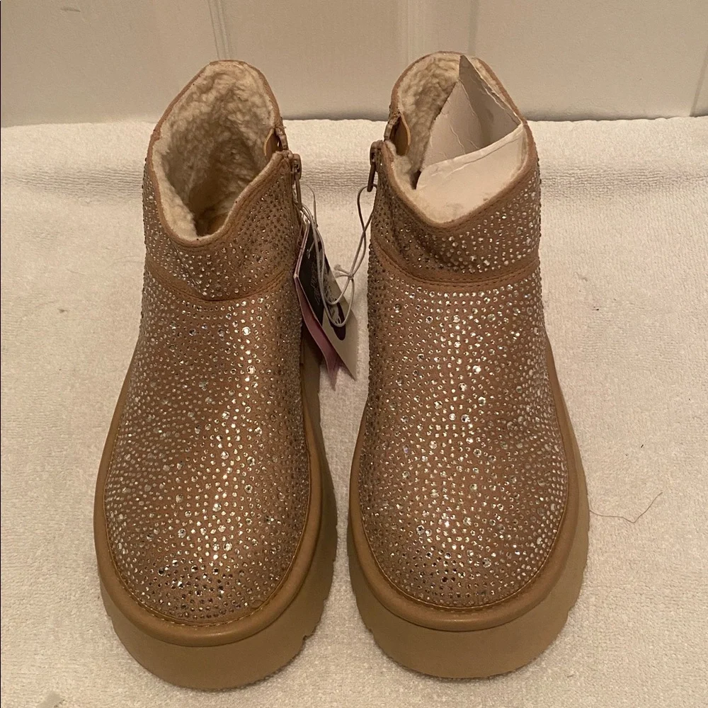 Wild Fable Beige Winter Boots with Rhinestones - Picture 2 of 7